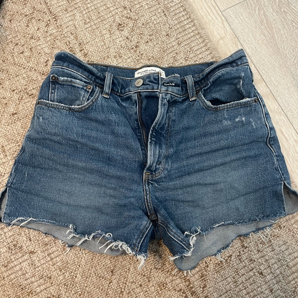 Abercrombie 4” mom short